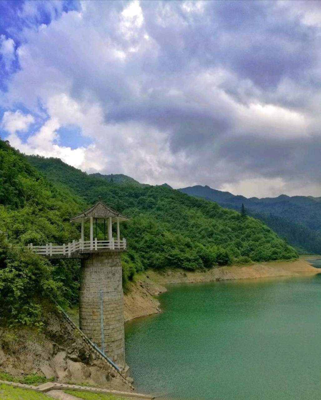 位于重庆武隆仙女山风景区的仙女湖,无疑就是这样一个幽静雅致,别具