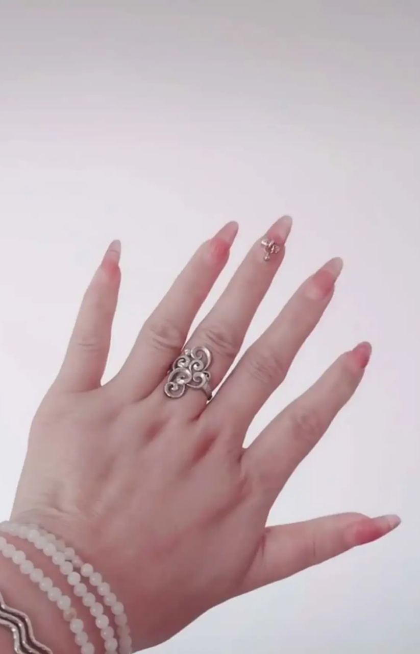 这个6个手指的手好像也很美