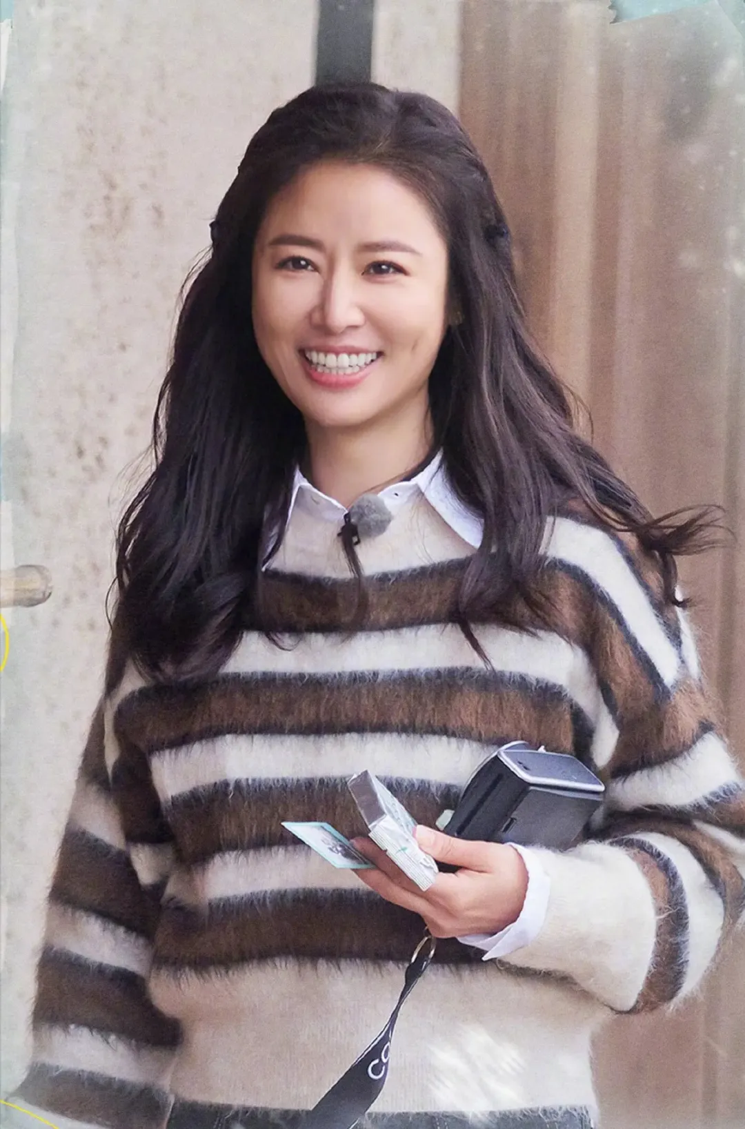 48岁林心如新造型美翻天,条纹毛衣 白衬衫 牛仔裤,时髦又减龄 48岁的