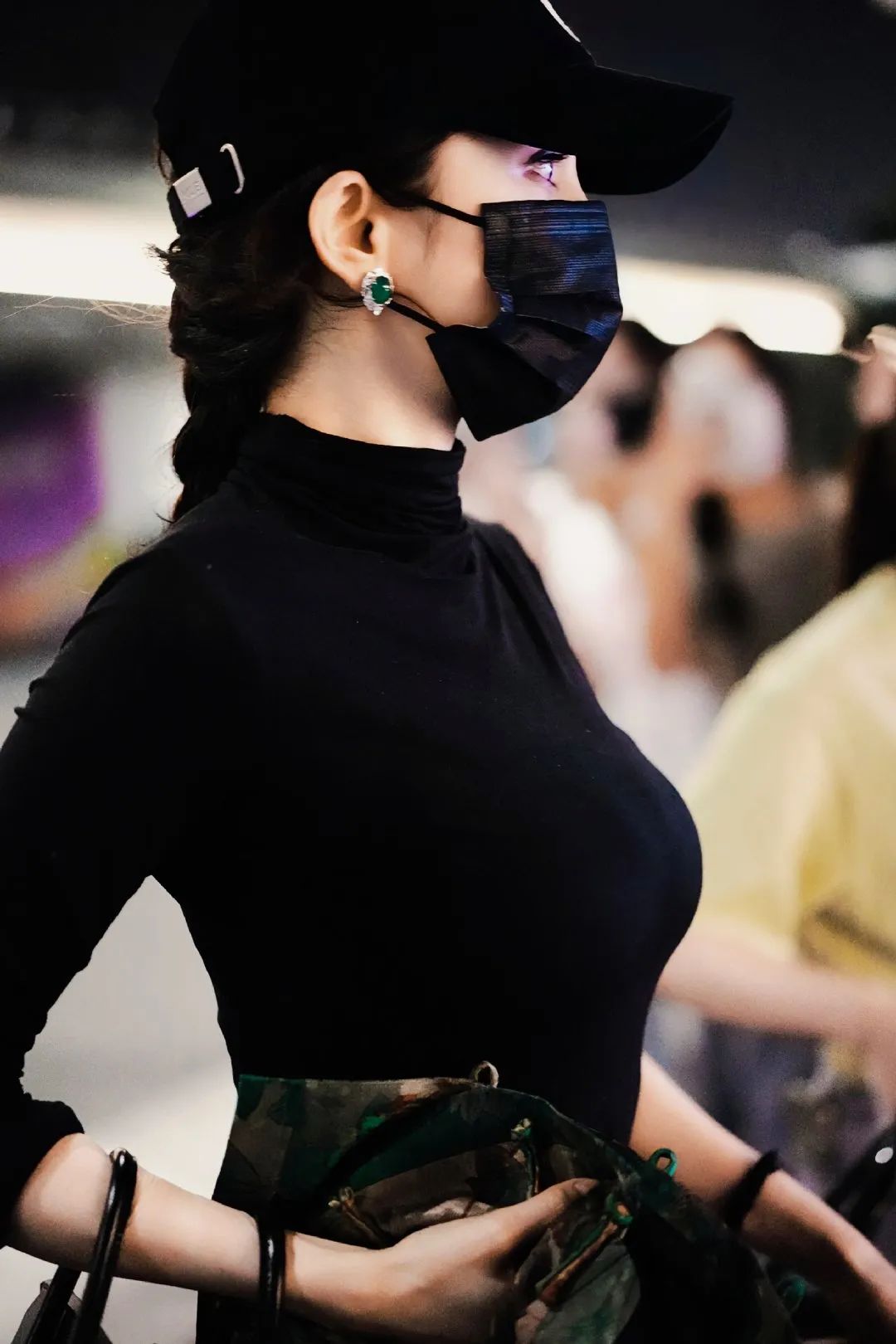 杨幂身穿黑色紧身连衣裙搭配鸭嘴帽,太显身材了,真的好辣,侧看成峰