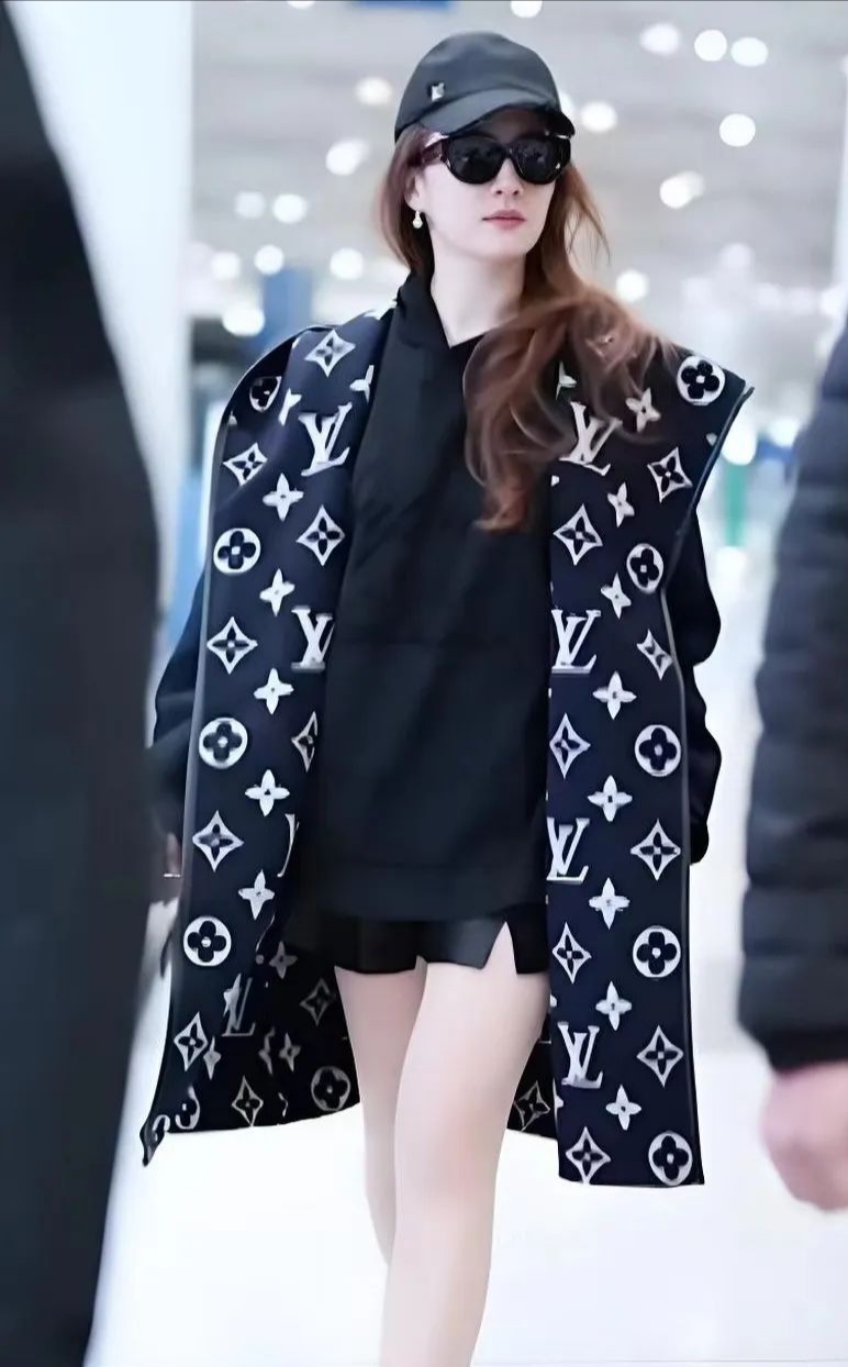 37岁刘亦菲机场照,连帽卫衣搭配大翻领外套,简约又时尚 近日,刘亦菲