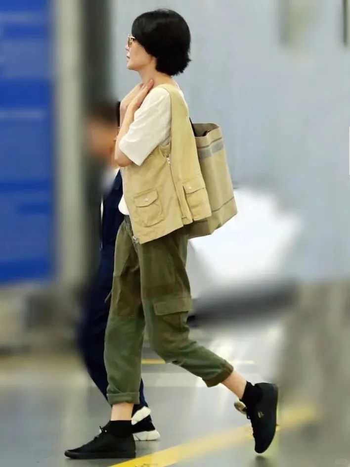 好喜欢看王菲街拍,天生的时髦精  王菲的穿搭一直都如此, 有自己的