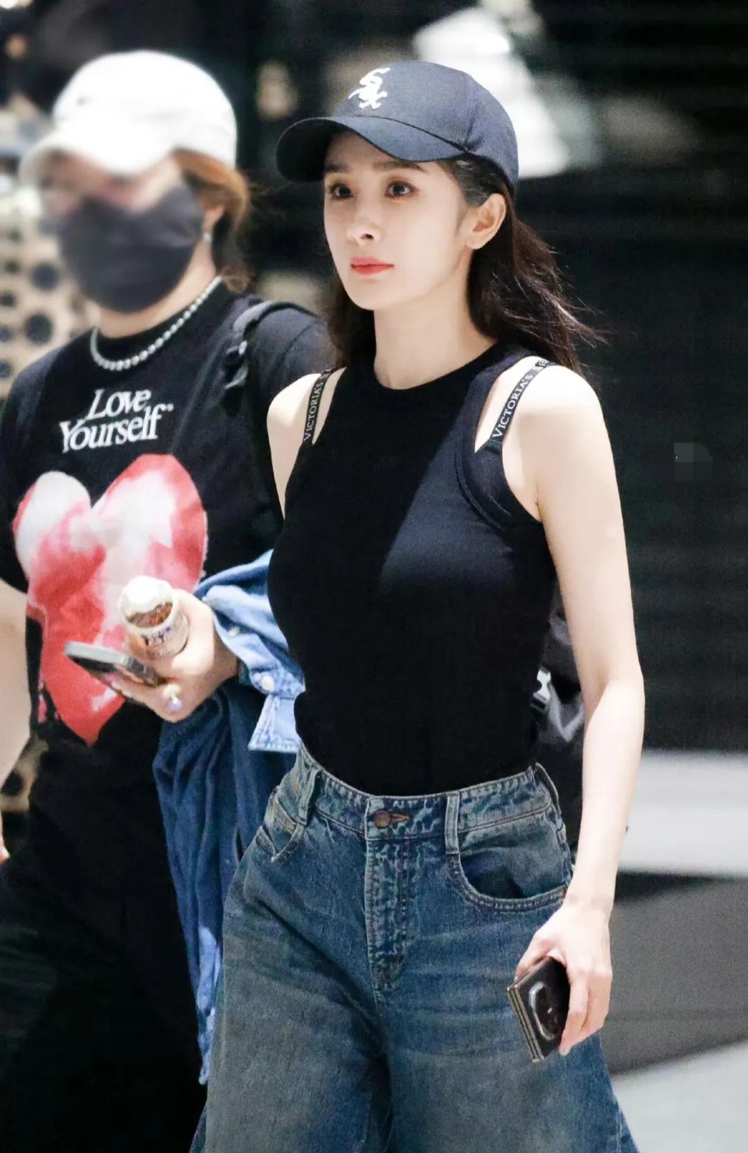 近日,杨幂现身机场.