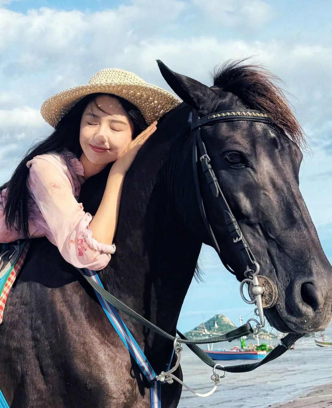 40岁佟丽娅海边骑马,"碎花裙人字拖"抢镜,长发迷人状态陶醉,粉丝喊她"
