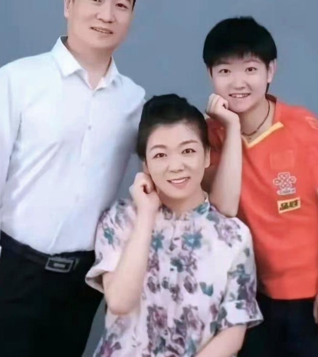 今天有幸刷到了,孙颖莎全家福照片,父母有夫妻相,她即像母亲又像父亲