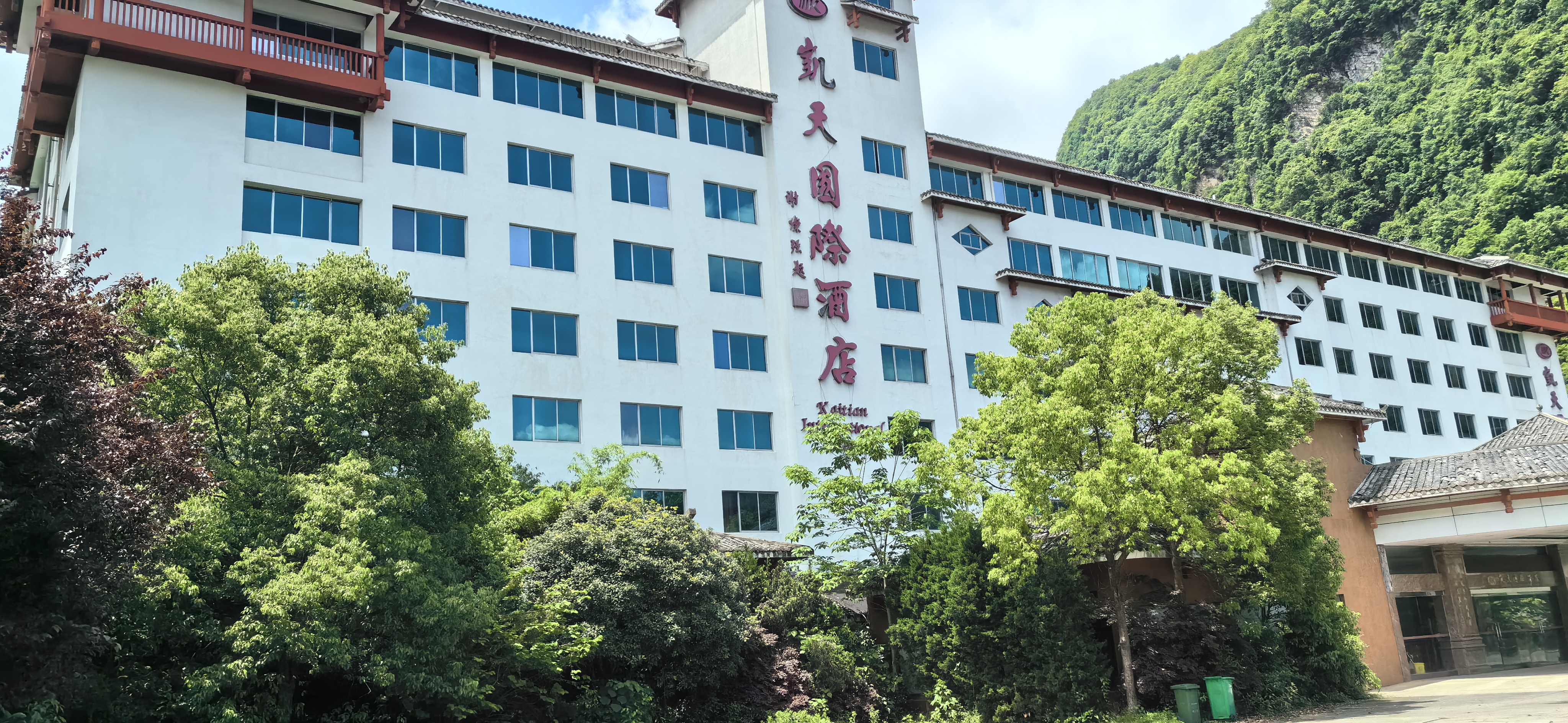 张家界凯天国际酒店. 两位佳人,一黑一红,宛如夜晚与晨曦的交融.