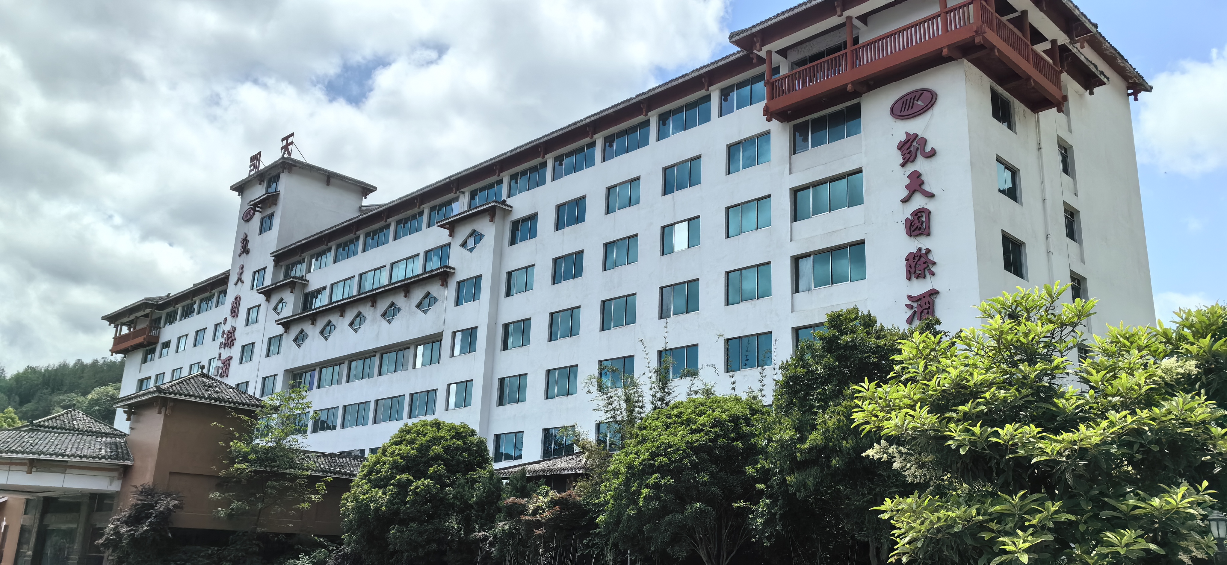 张家界凯天国际酒店. 两位佳人,一黑一红,宛如夜晚与晨曦的交融.