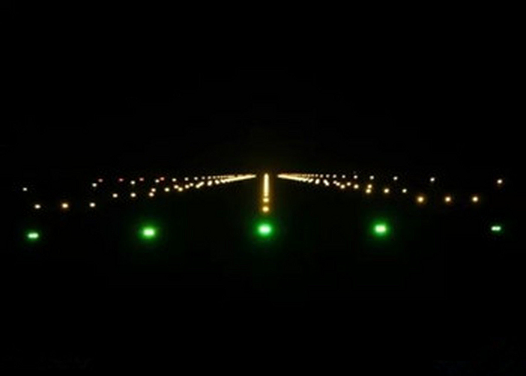 飞机压不坏的灯——跑道中线灯 跑道中线灯是指沿跑道中心线等距镶嵌