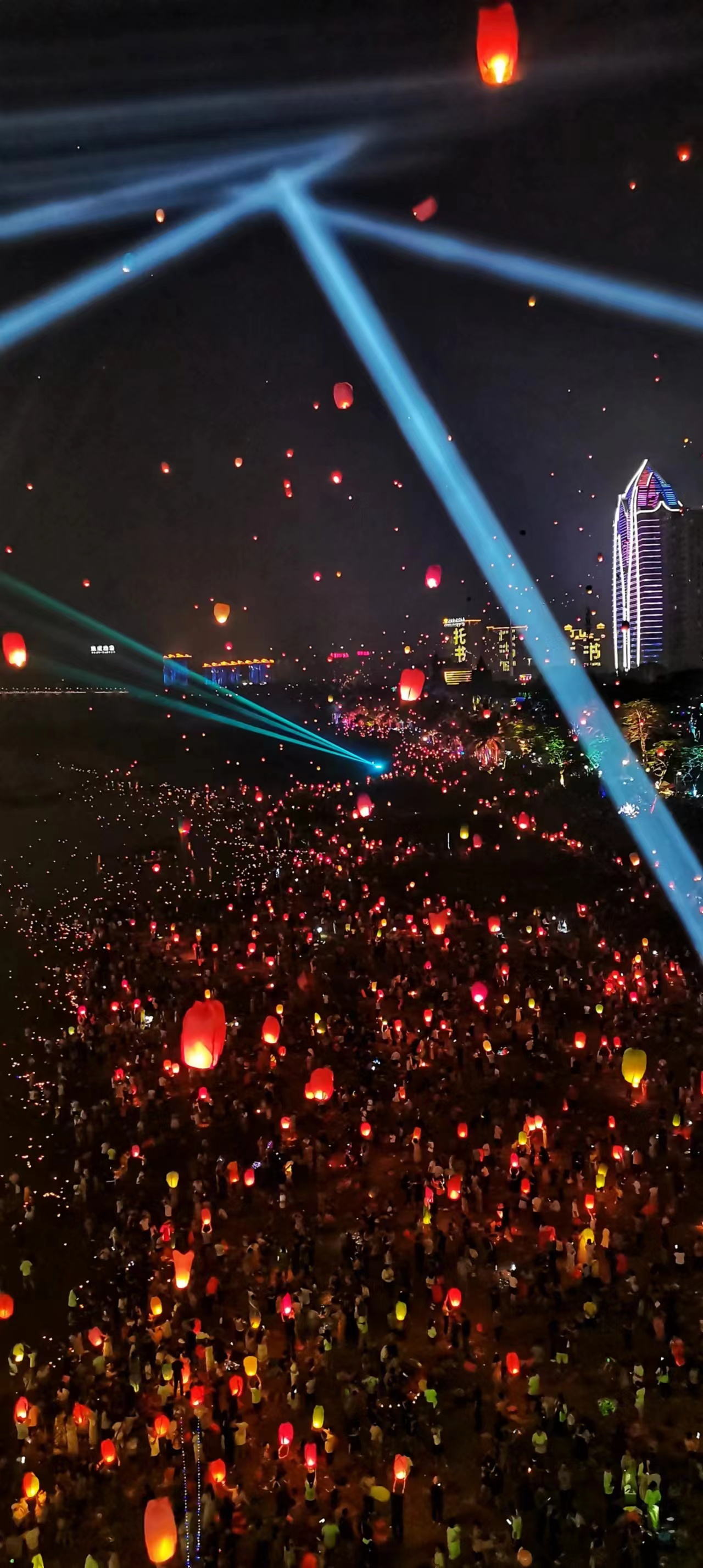 今年是傣历1386年 用手机拍摄的西双版纳泼水节燃放孔明灯实景 这漫天