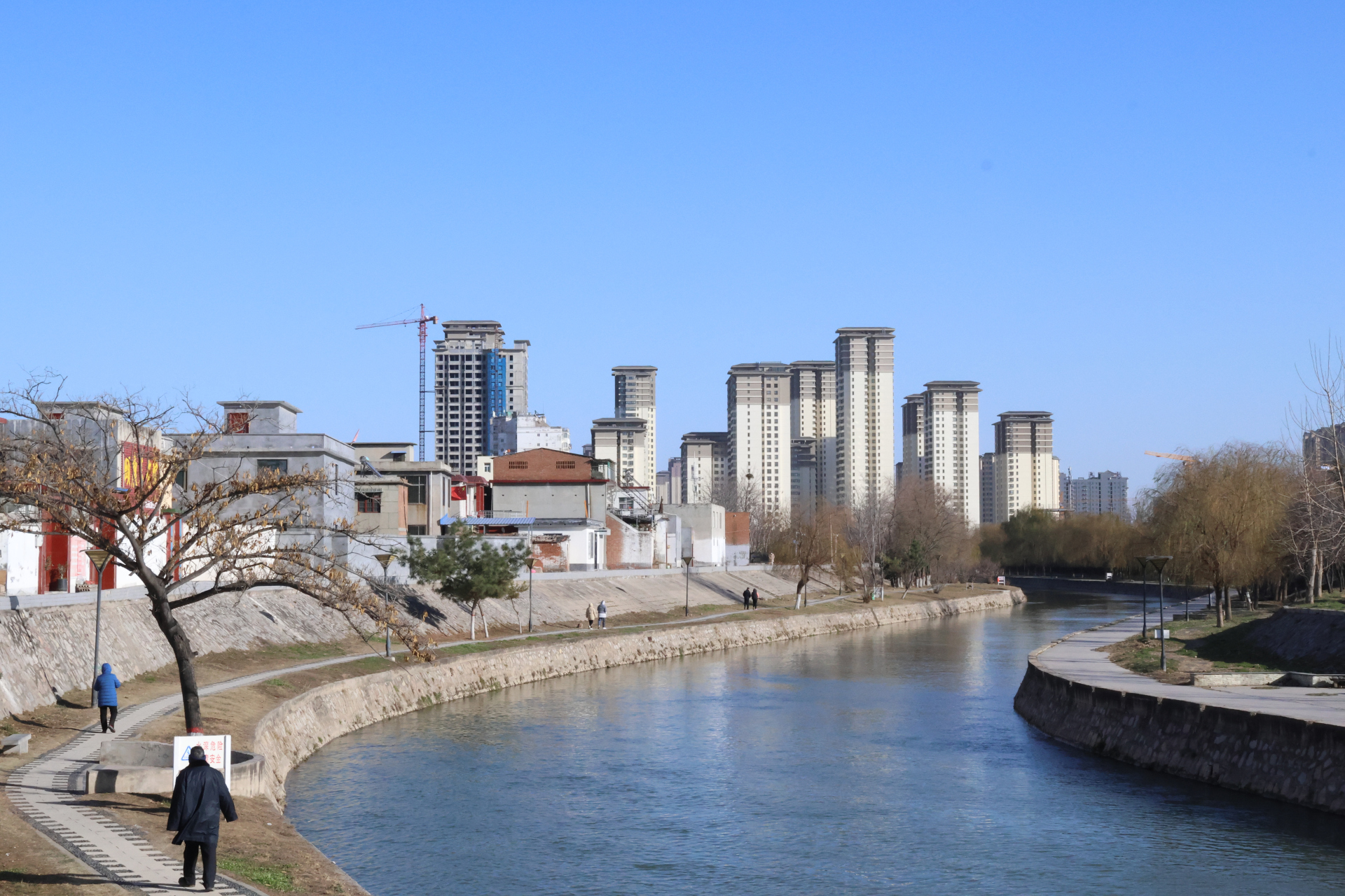 卫河冬季景也美 这景点是进入市区卫河的控水口,河两边建有二岸的闸口