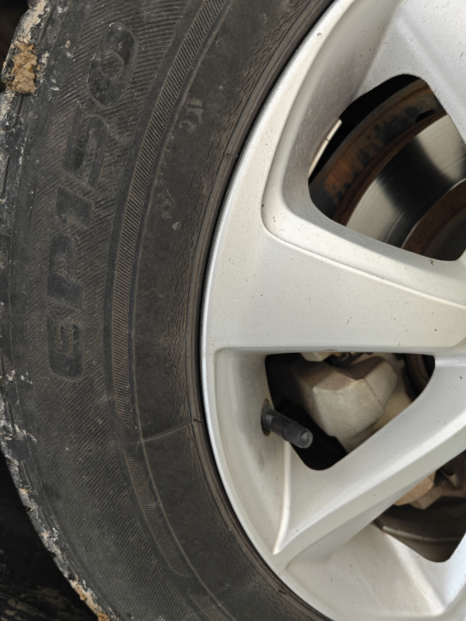 如果只是轮毂边上我还可以接受不换,但是轮胎沟槽褶皱里面也有裂纹了