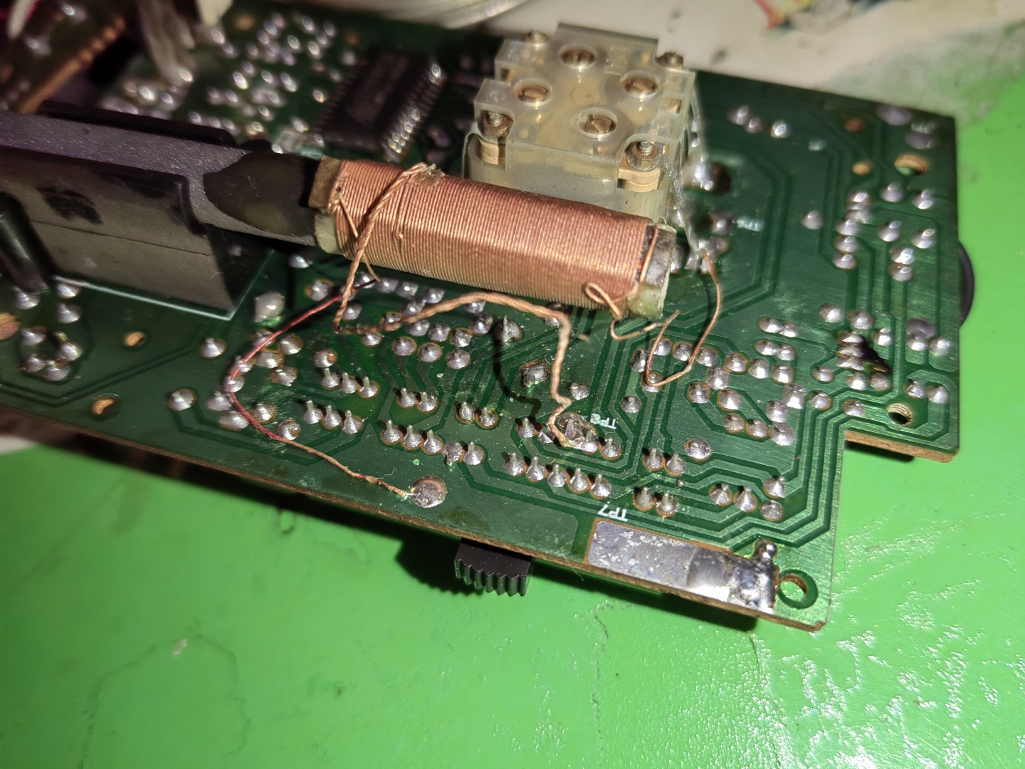 德生r304收音机拆解,打理,看到后盖上有便携式高灵敏度,买下一台二手