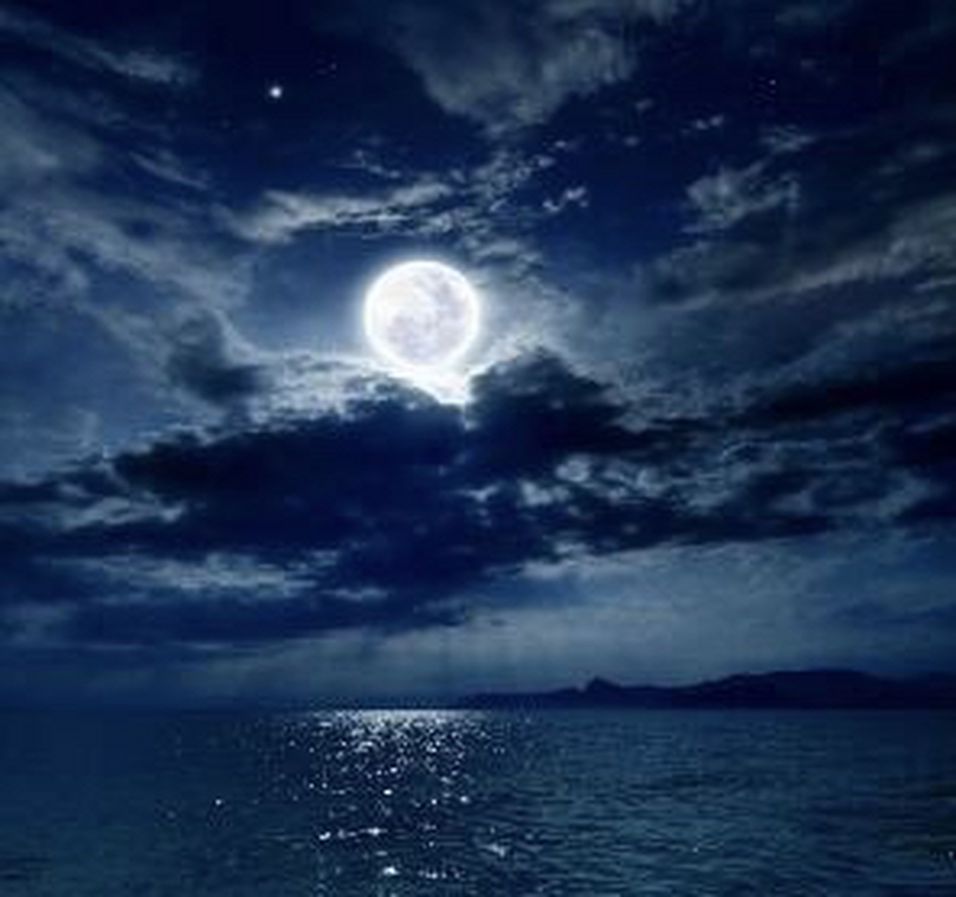 上联:稀星窃语云追月,下联:?