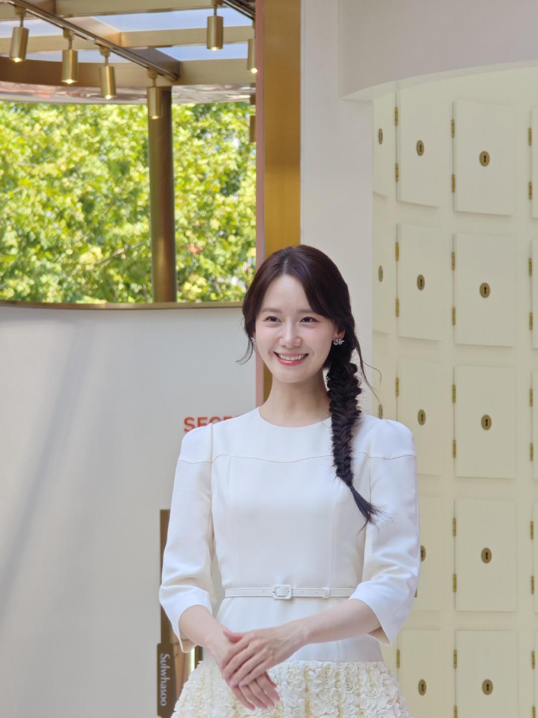 林允儿出席杭州活动,白色裙装搭配侧马尾辫好洋气,笑容甜美!