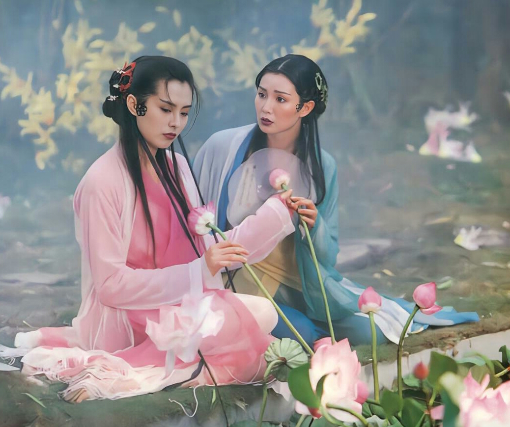 年香港电影《青蛇》,两位影视红星张曼玉,王祖贤分别饰演小青,白素贞