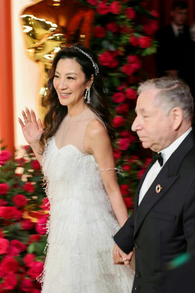 杨紫琼结束19年爱情长跑,在60岁时嫁给77岁的富豪让·托德.