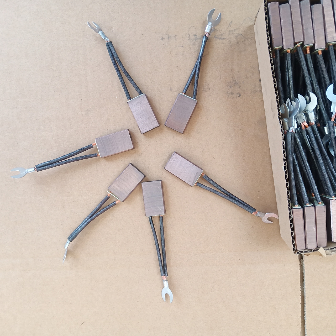 电机刷握  碳刷  电机碳刷  各种型号碳刷