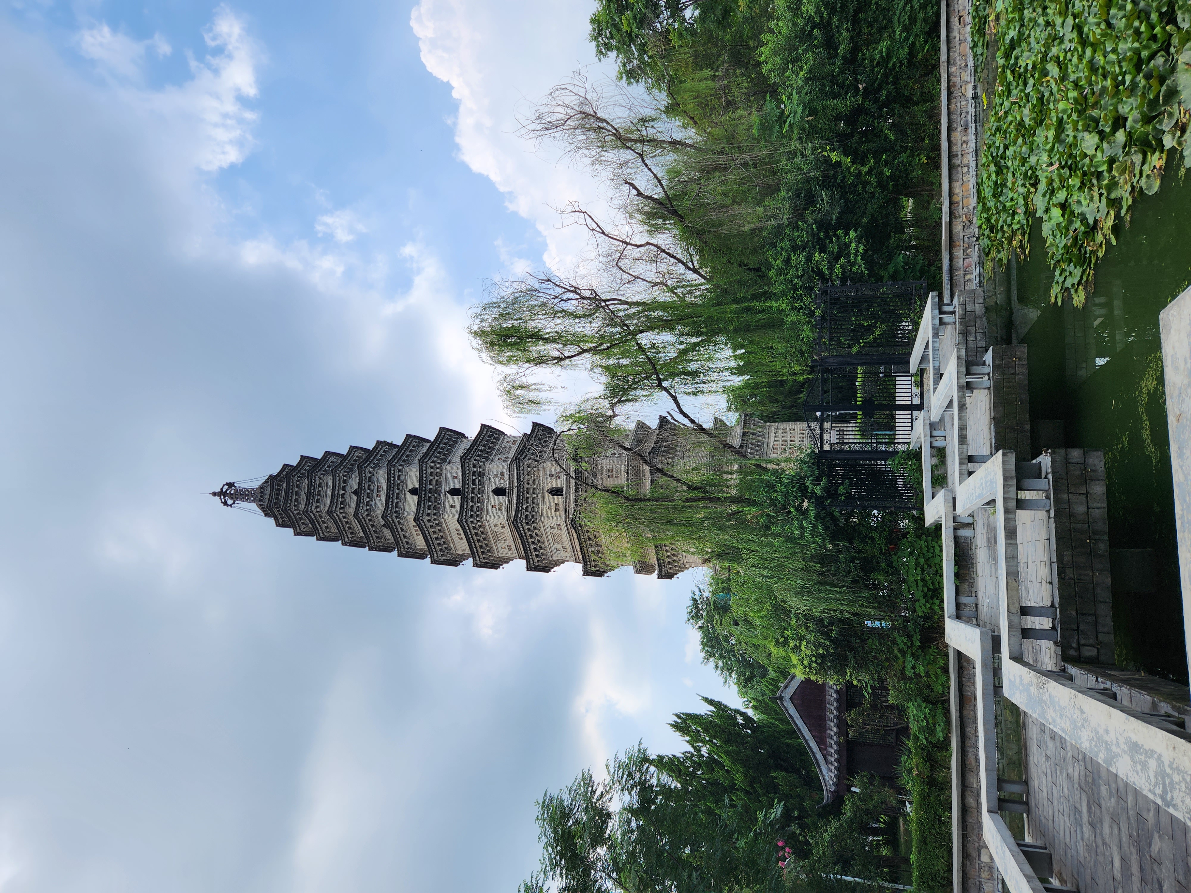 蒙城万佛塔,是一个砖砌宝塔,好像有点斜