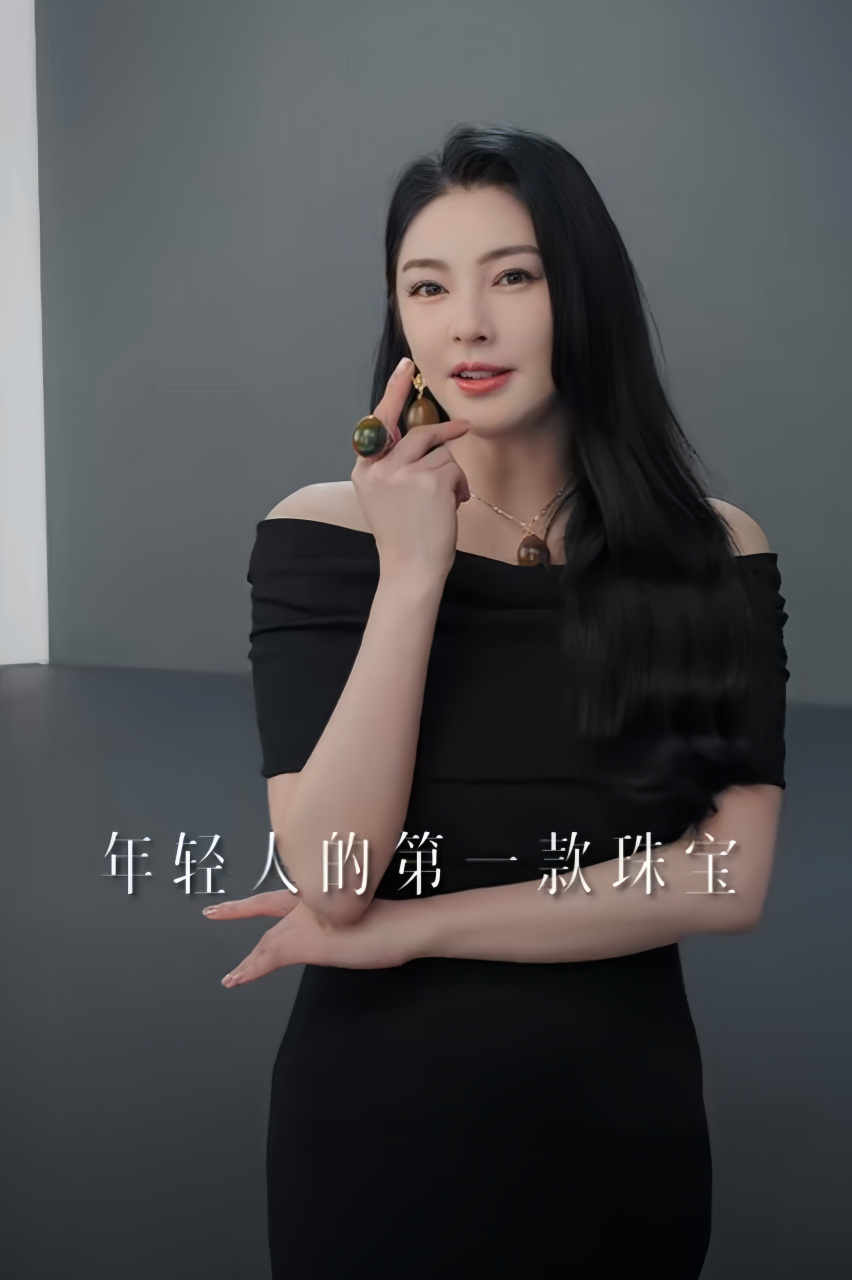 张雨绮# #张雨绮连皮蛋都能代言成珠宝#  好看的皮囊,淡淡的高贵照 