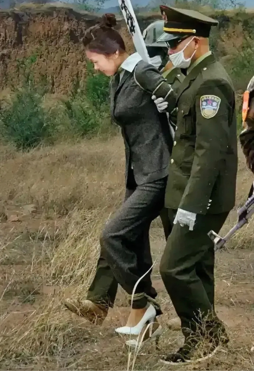 此时的她,已经不再是过去的嚣张跋扈,而是被吓得踉跄了一下.