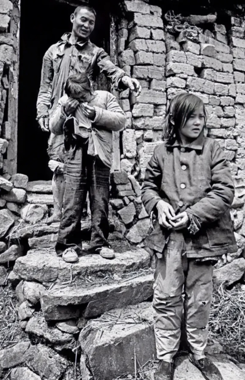 1990年的河南商城,大别山区贫困县.照片中,两个小女孩站在一起.