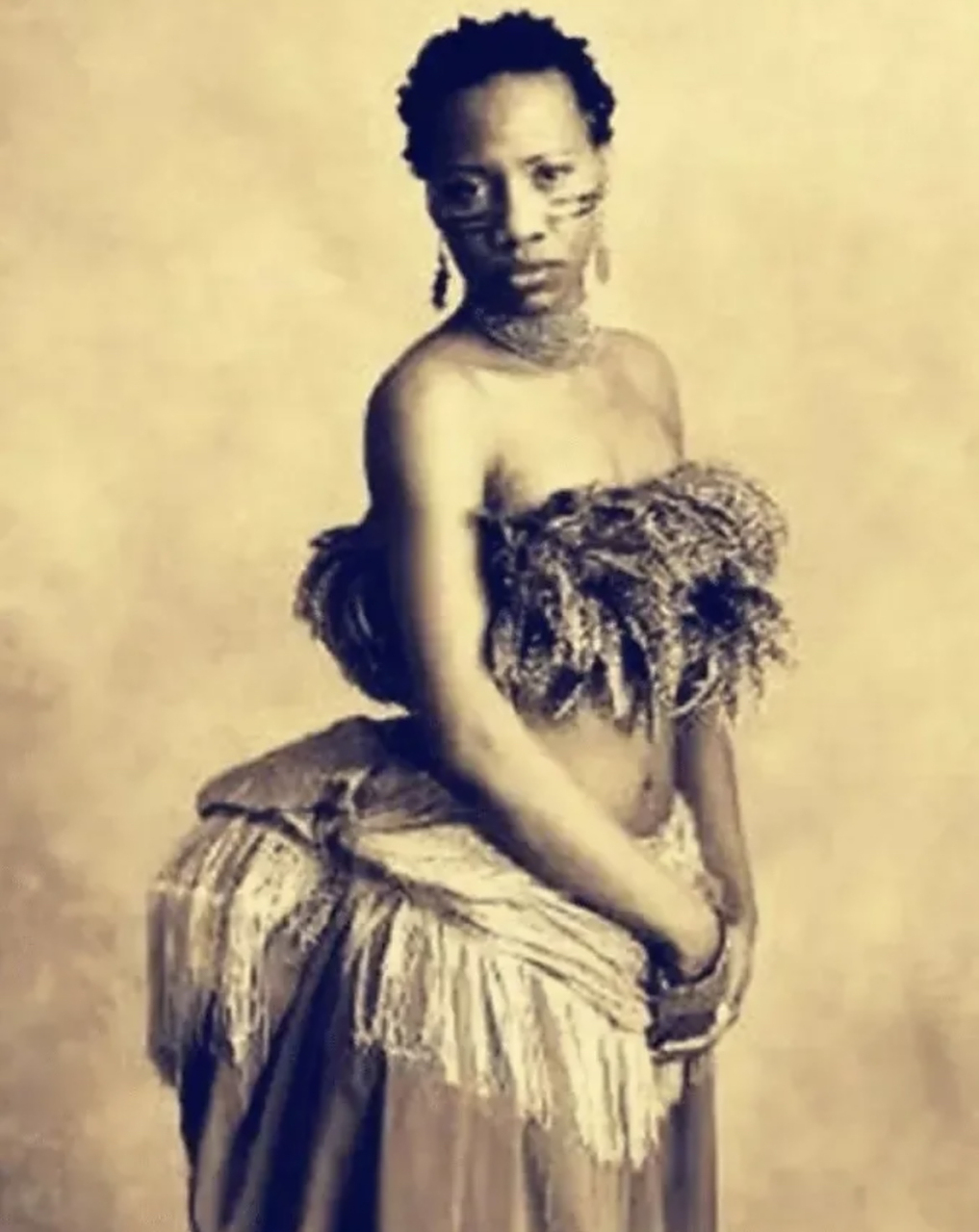 1820年,一名黑人女奴因为臀部巨大,被奴隶主扒光衣服关进铁笼里.