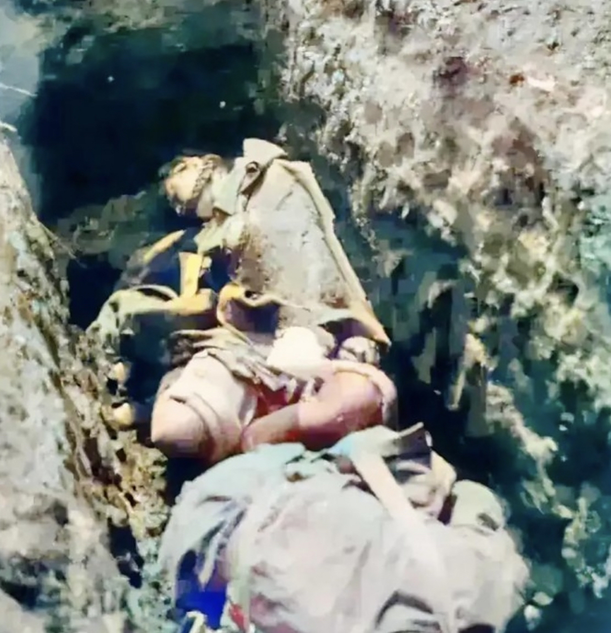 1943年,一名牺牲的苏联女兵躺在战壕里,她依然保持着战斗的姿态,尤其