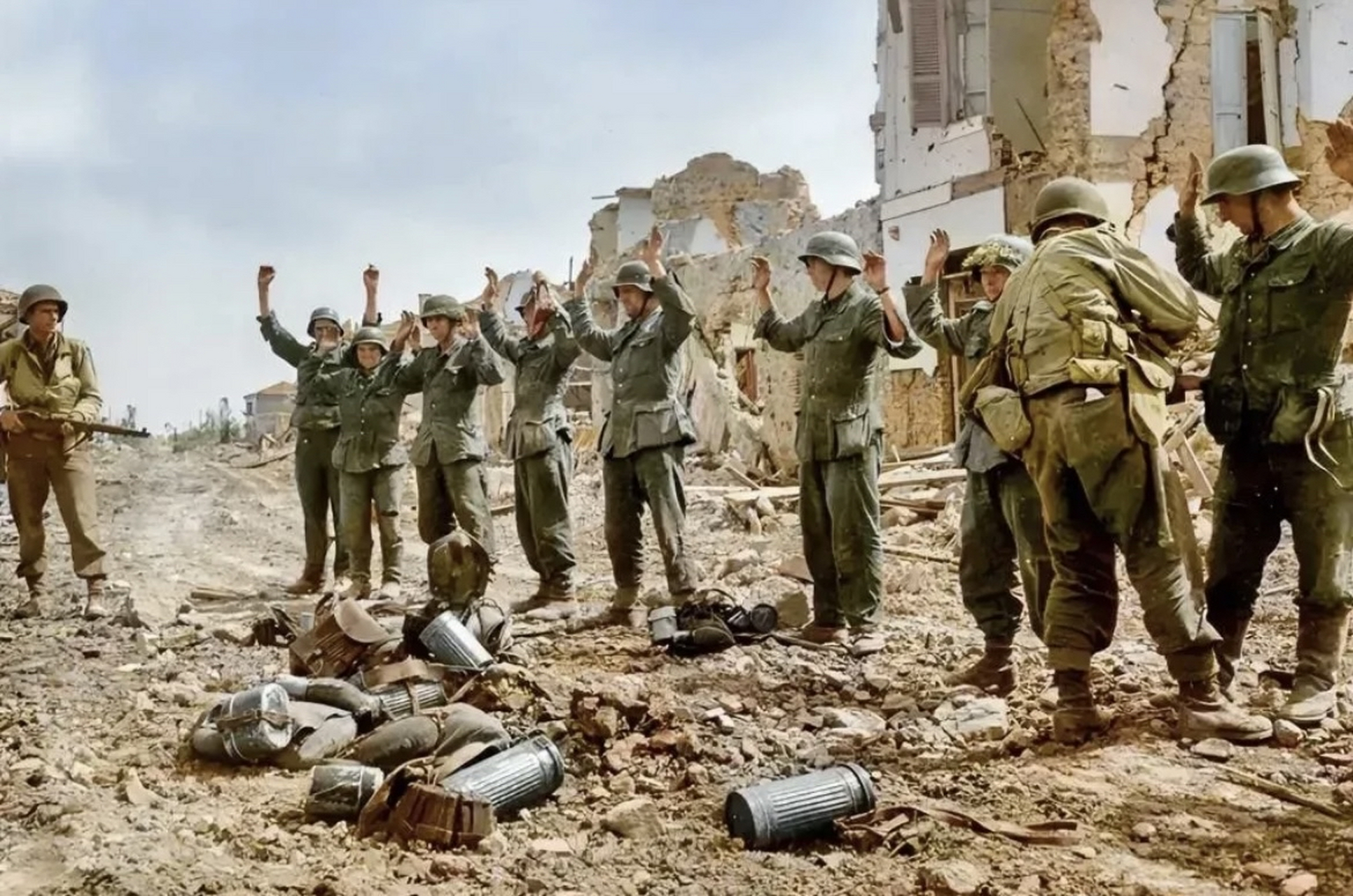 第二次世界大战期间,被美军俘虏的德国国防军士兵排成一排,高举双手