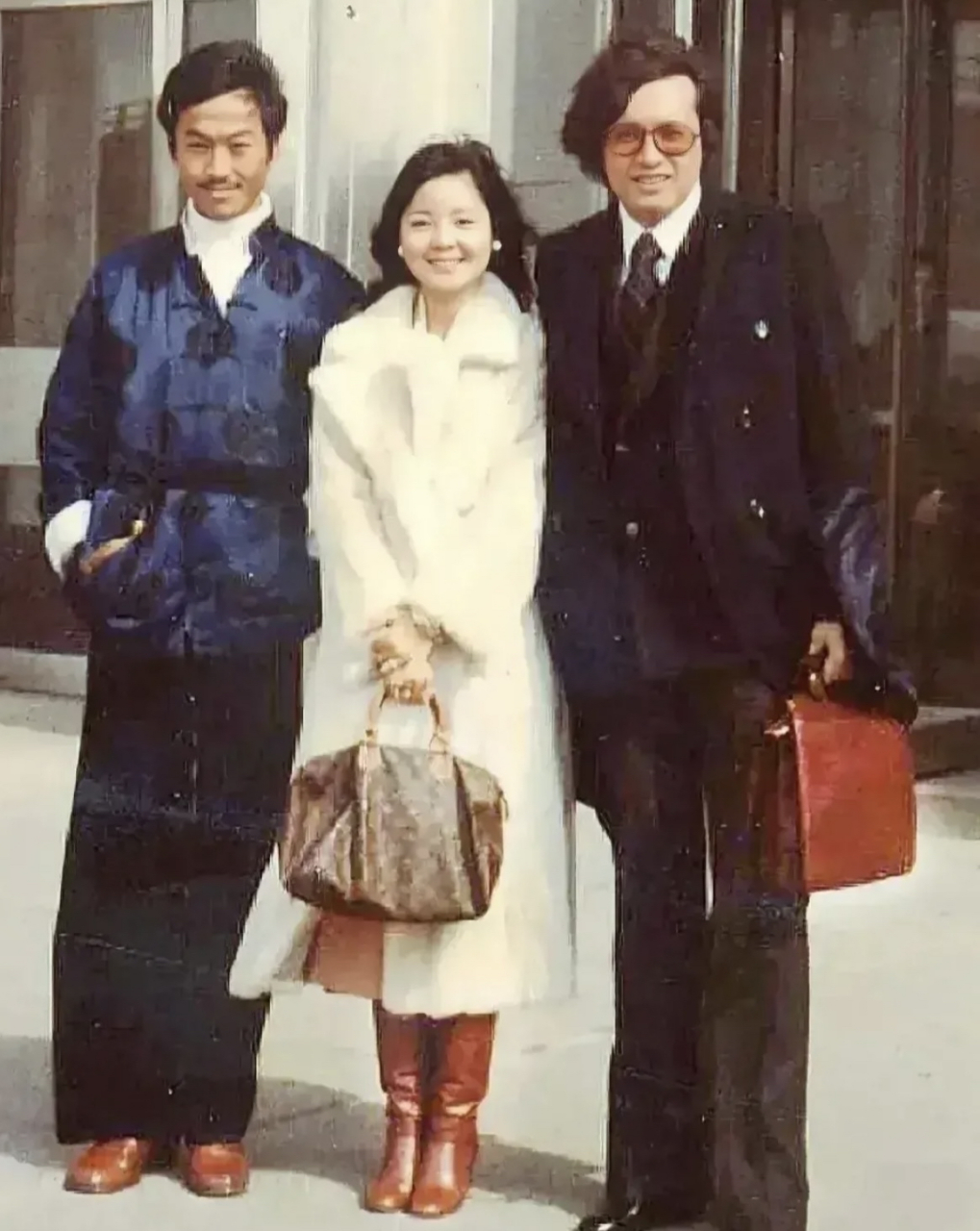 这张照片摄于1978年,25岁的邓丽君和两个男人在一起.