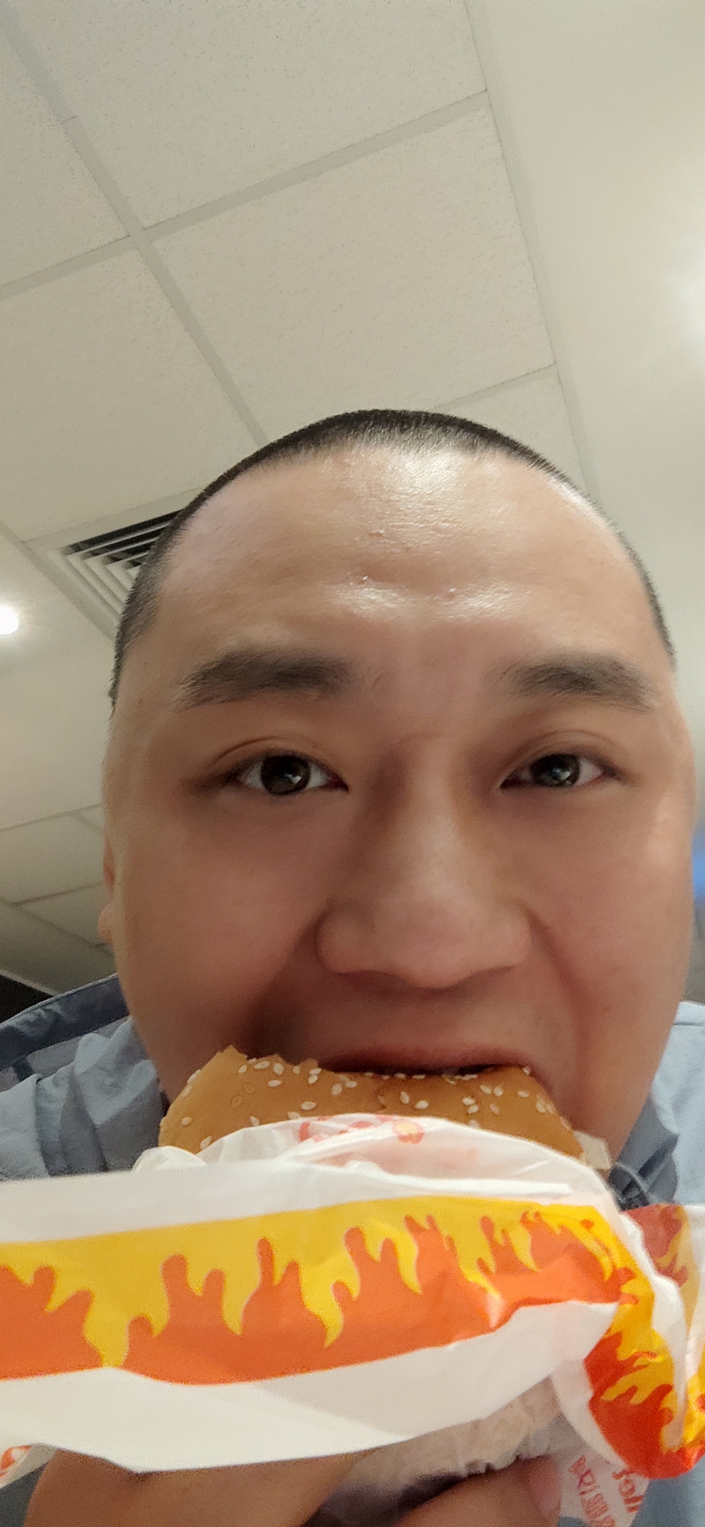 哥们,有空来尝尝尔滨的麦当劳,你那份点出来了