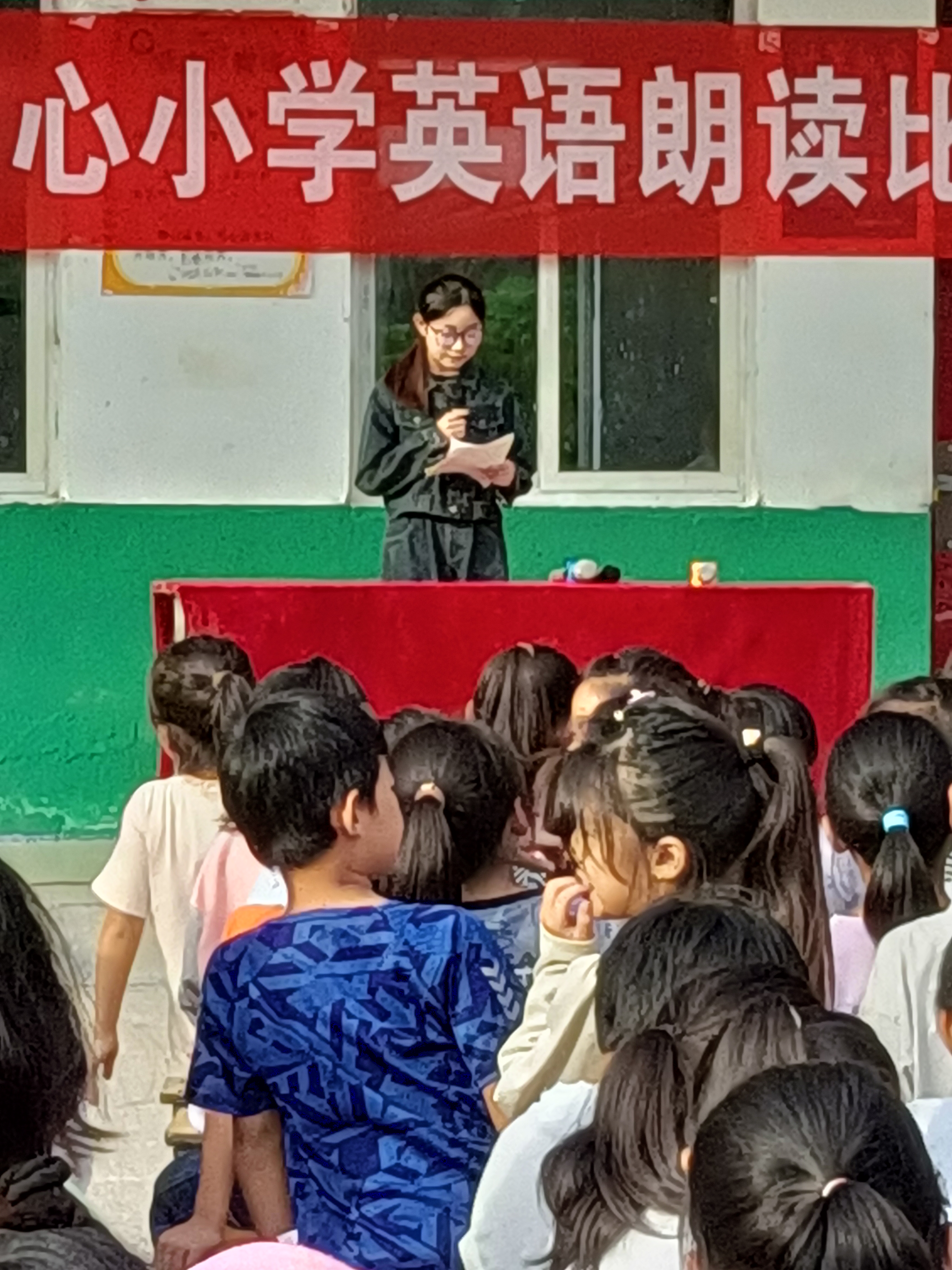 英语朗读比赛紧张氛围中,选手们轮流登台,展现流利英语风采