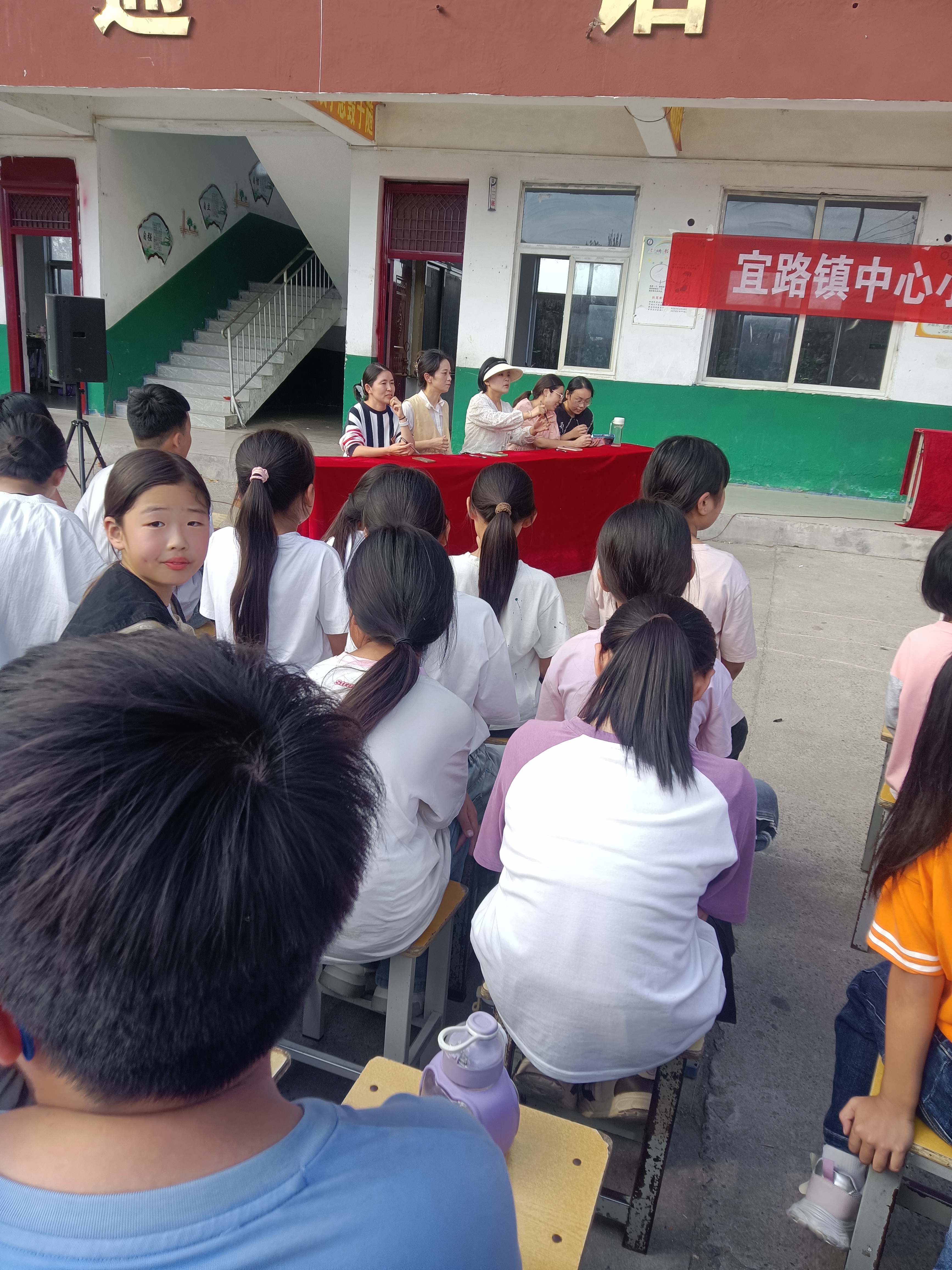 英语朗读比赛紧张氛围中,选手们轮流登台,展现流利英语风采