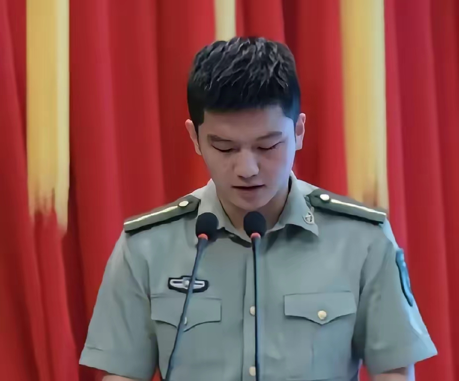 刷到一张2018年的老照片,樊振东作为解放军和武警部队代表团代表,参加