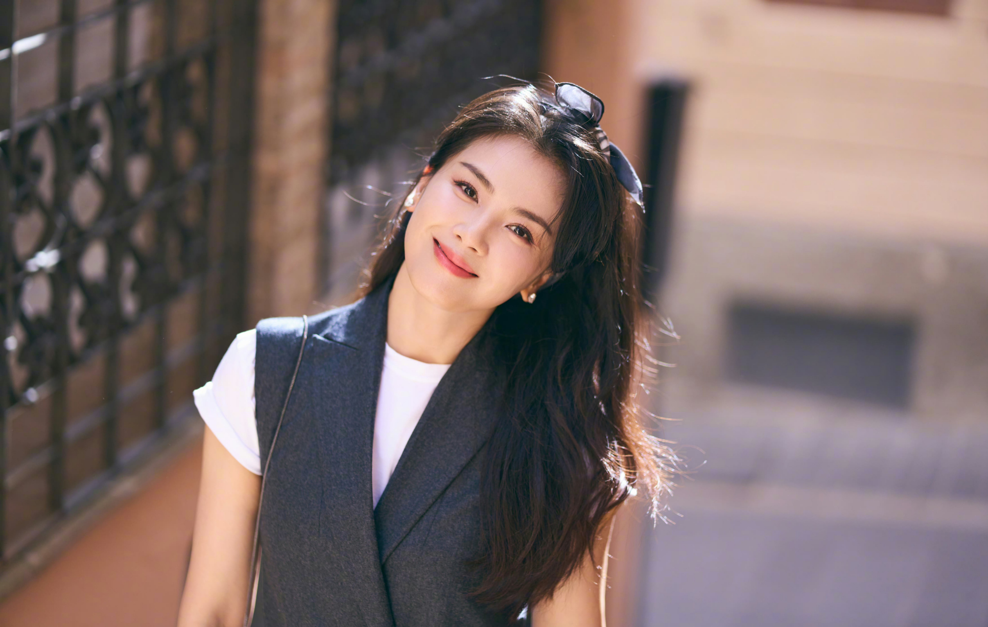 黑长直的发型让她更显优雅,清新的妆容让她更加自信.