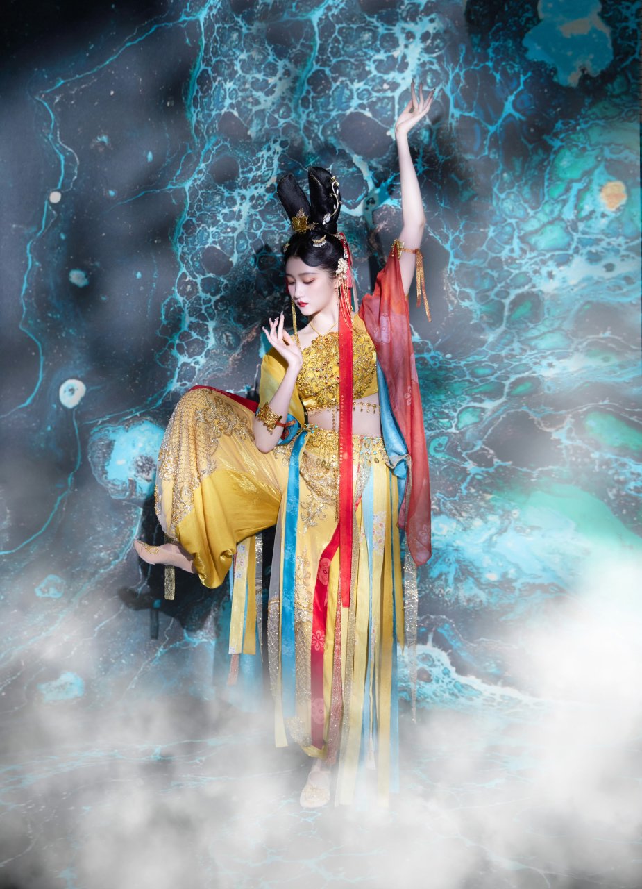 敦煌飞天装的晓彤来了,惊艳众生![心][心][赞啊]#关晓彤