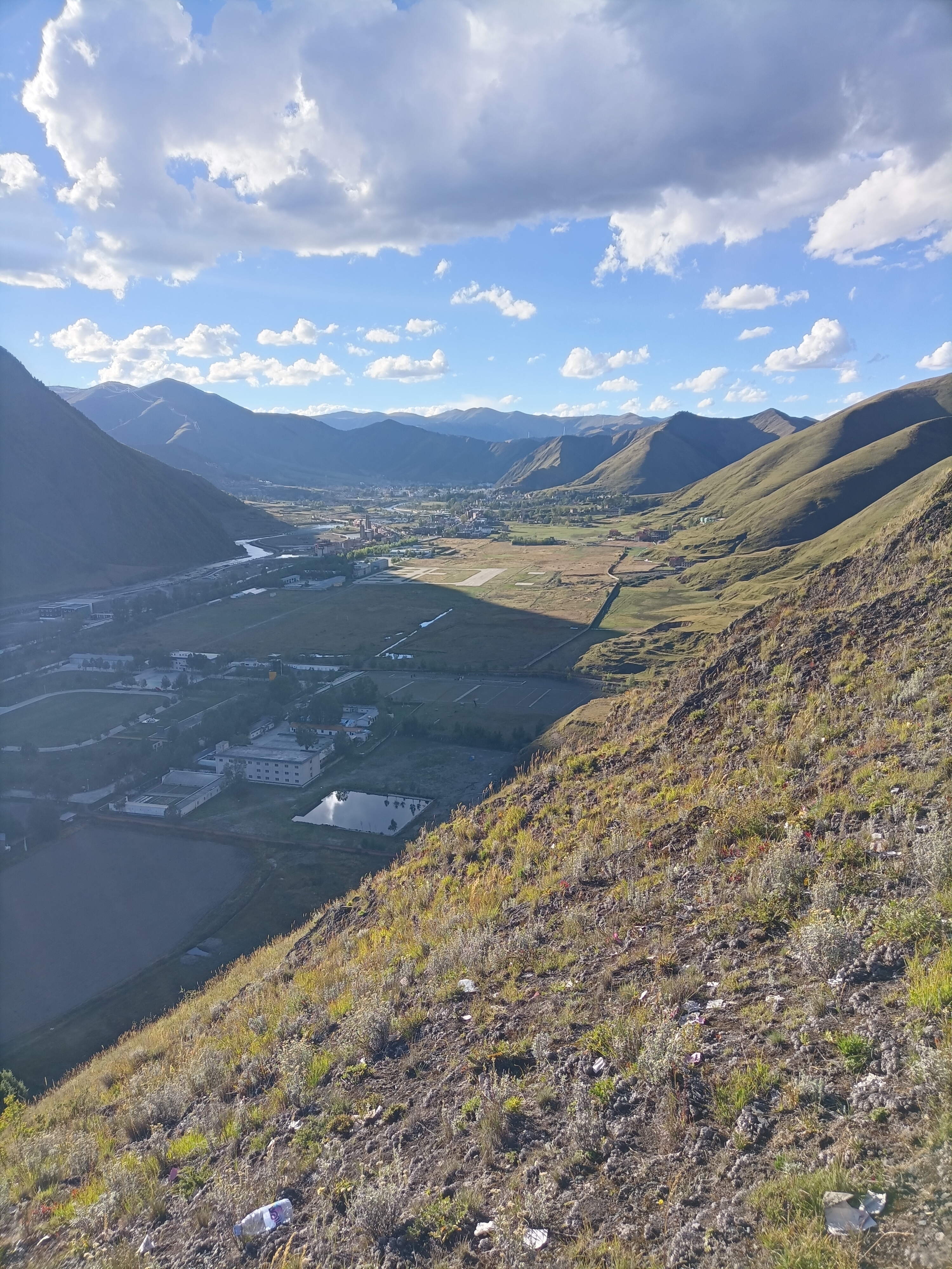 新都桥贡嘎观景台,爬爬爬,山顶还是脚打颤,远处的不是云朵,而是贡嘎