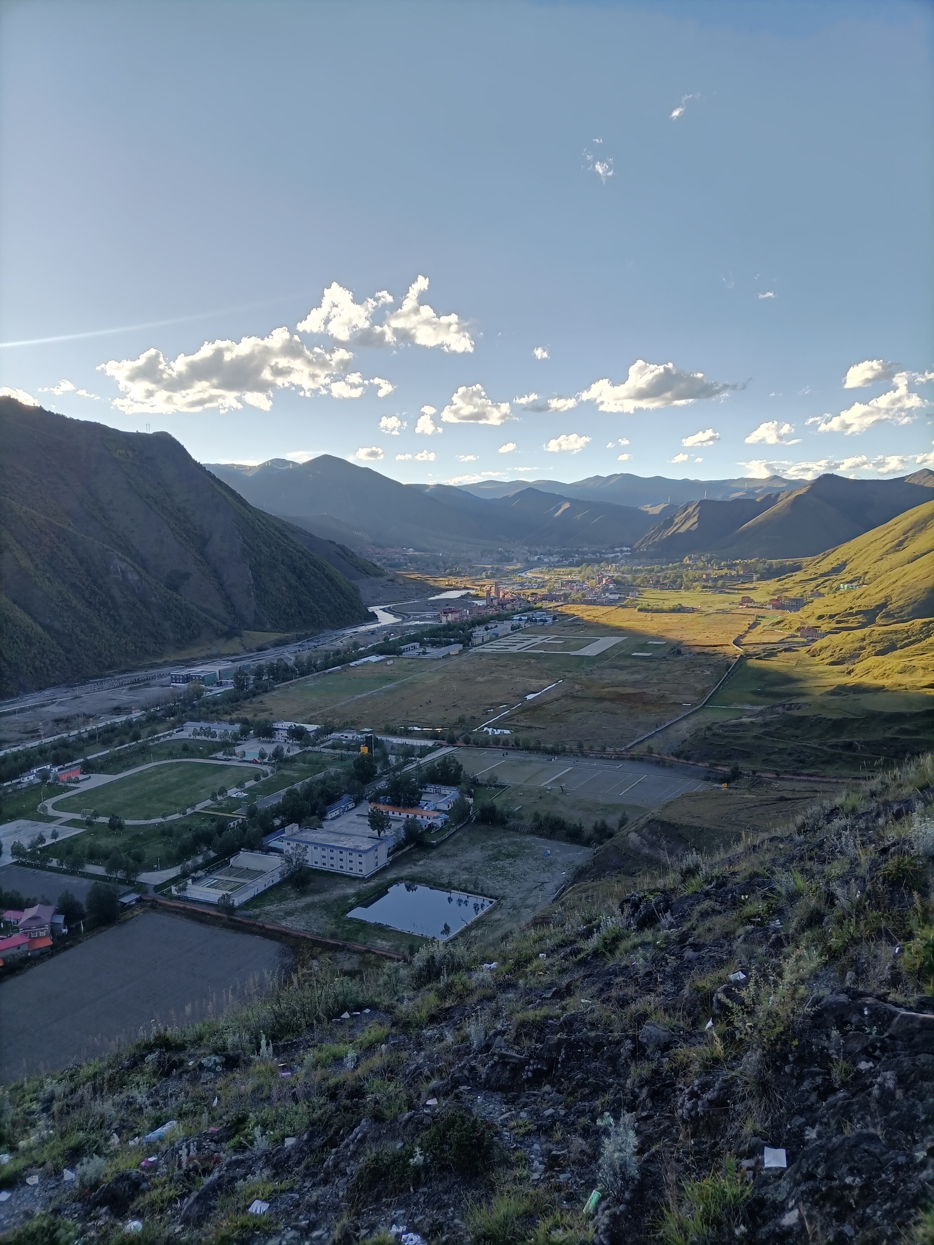 新都桥贡嘎观景台,爬爬爬,山顶还是脚打颤,远处的不是云朵,而是贡嘎