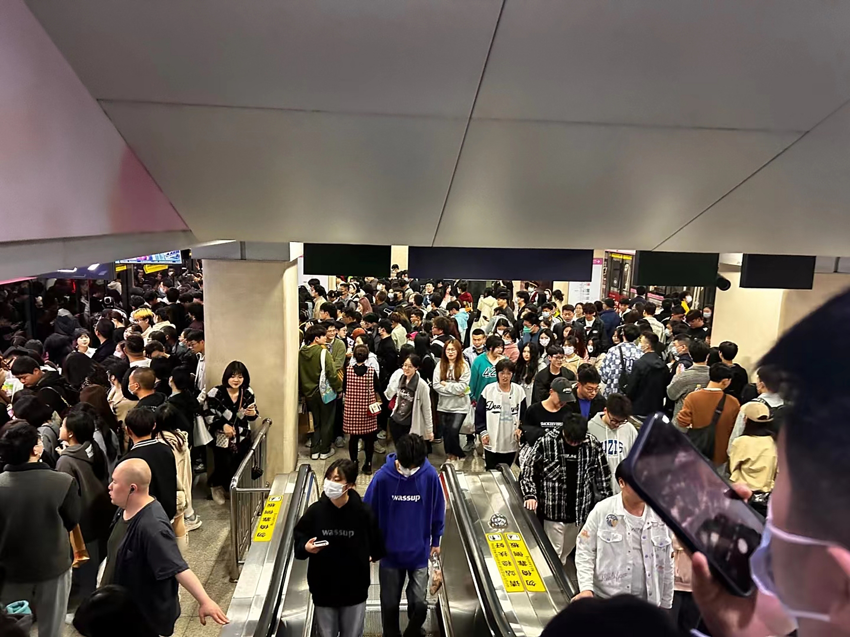 武汉地铁二号线的晚上,人山人海,正儿八经的回到解放前,几乎都没有带