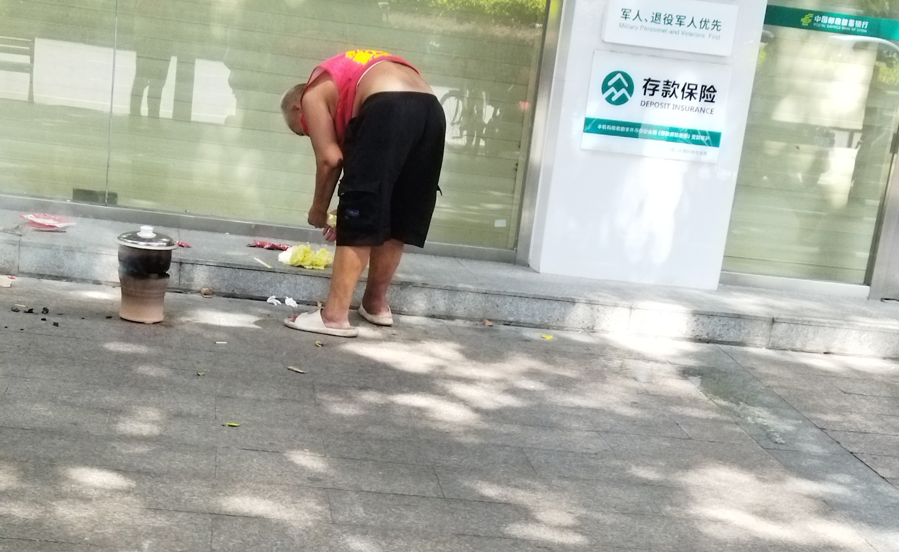 流落街头老人图片