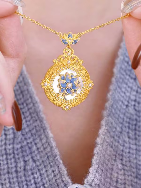 这条青花项链,狠狠拿捏新年富贵感 今天是大年初五