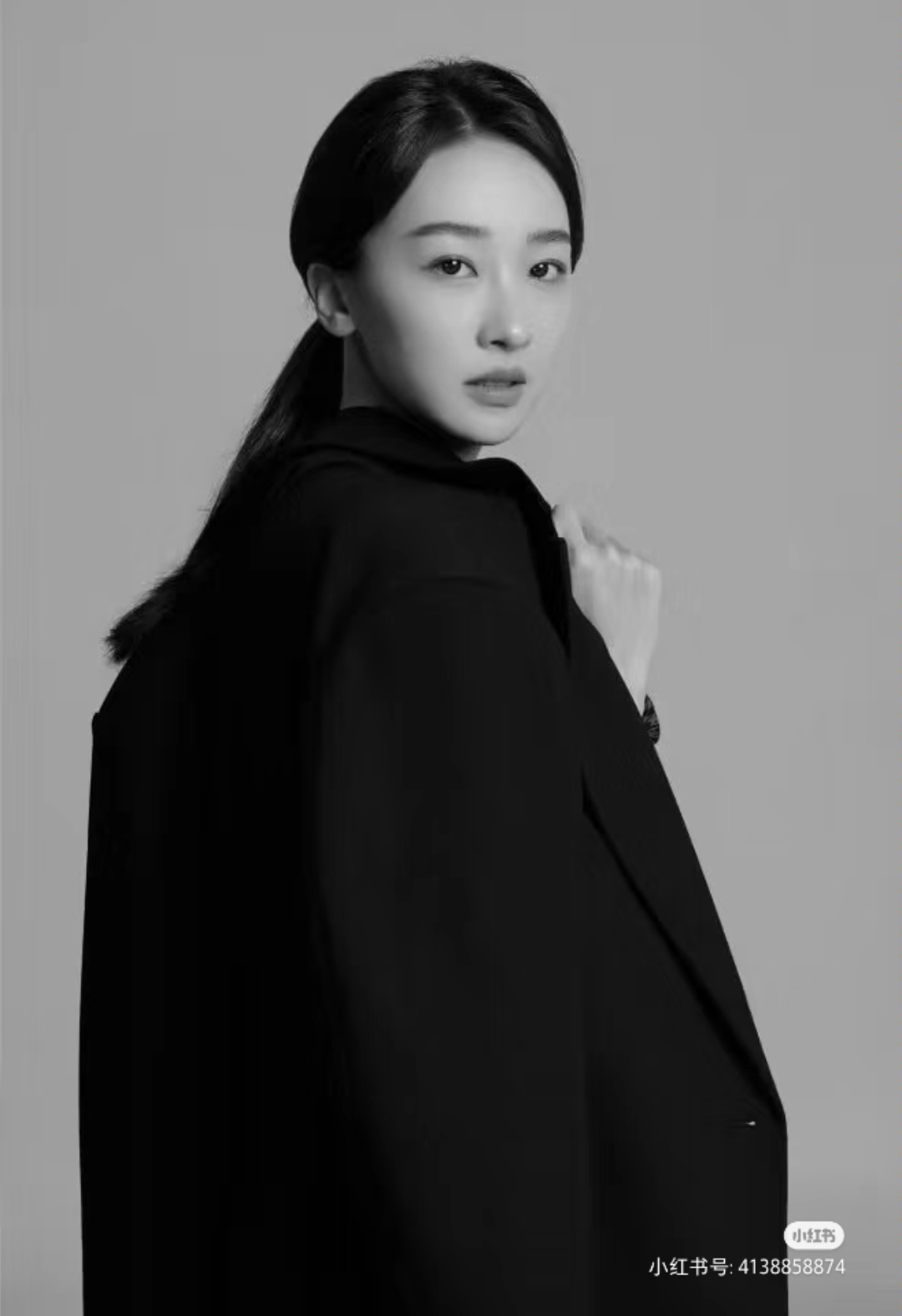 二字女星因夏季难控制饮食导致身材走样,被拍到吃 沐小白的花芊子 (啕