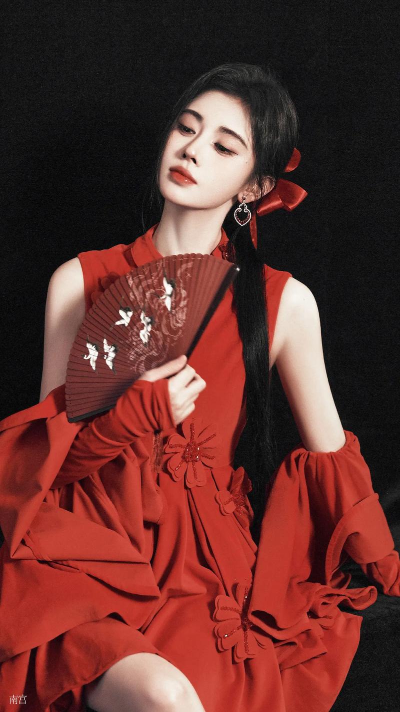 小鞠姐姐,红衣翩翩,手持扇子,美得像是从古画中走出来的仙女.