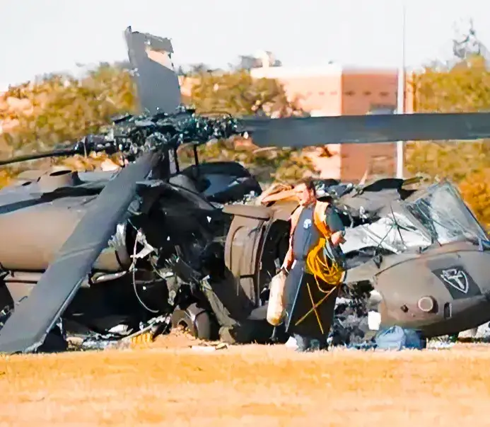 美国阿帕奇直升机近三天坠毁两架,头两天掉下来的飞行员当场摔死