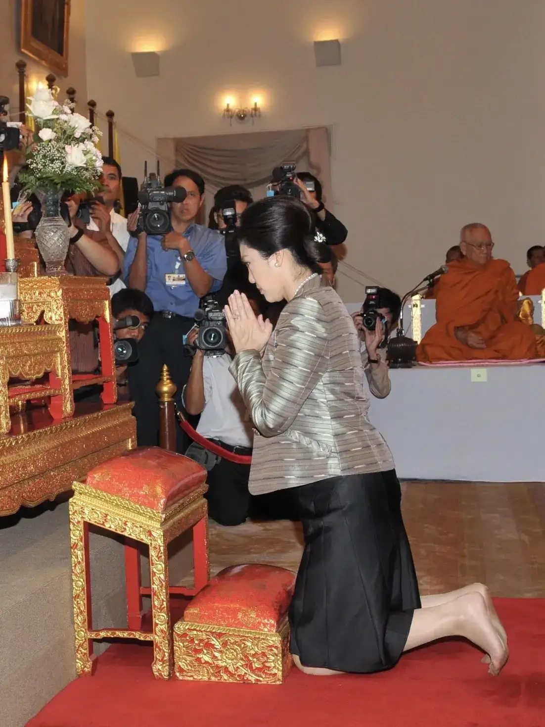 泰国总理英拉每次去寺庙都是光脚,这其中是有什么讲究吗?