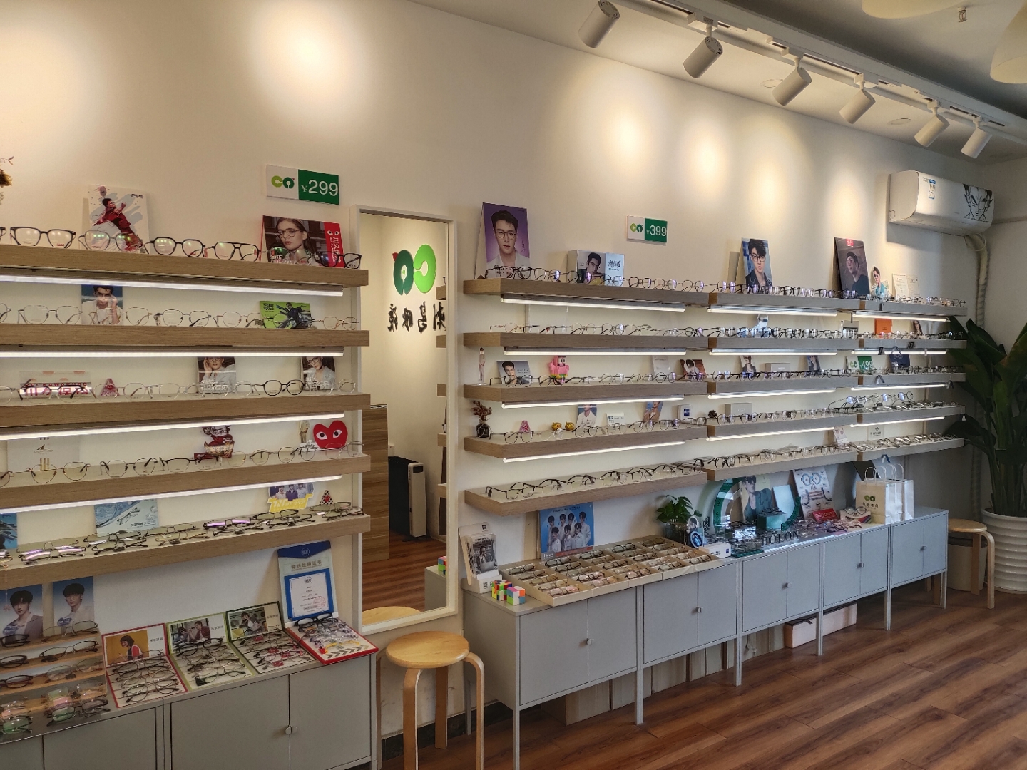 作为一个较为受欢迎的写字楼眼镜店——刺鸟眼镜～为什么总受到雇客