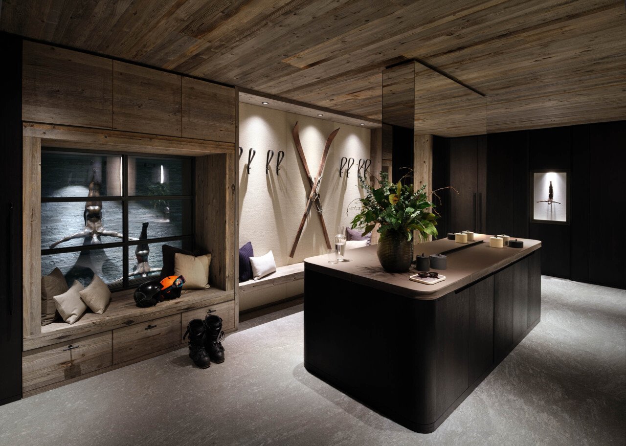 木质天花板和地板营造出温馨的氛围,墙上的滑雪板装饰增添了户外的