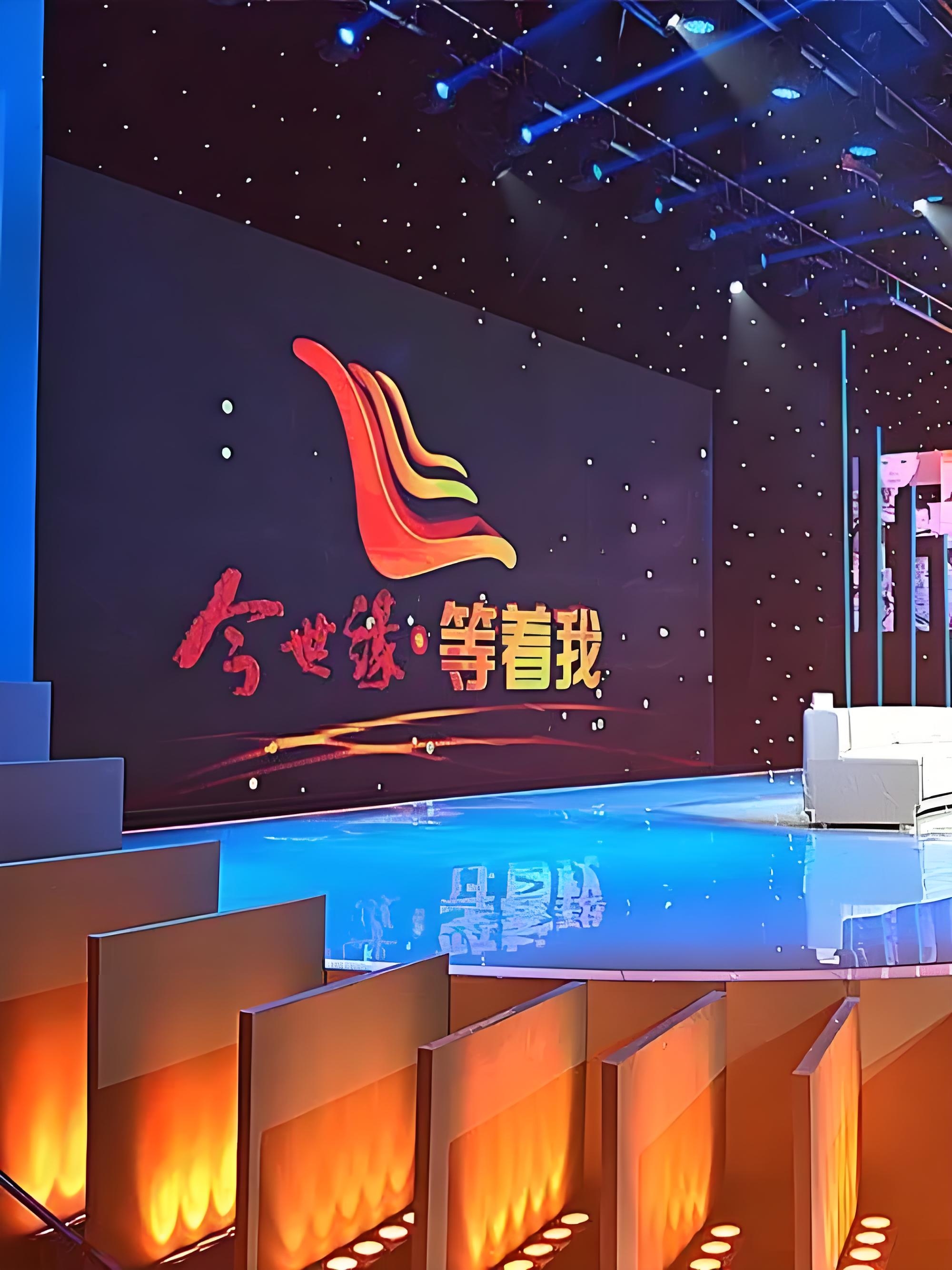 2045年7月8日晚上,妻子正在客厅看电视,我正在阳台浇花