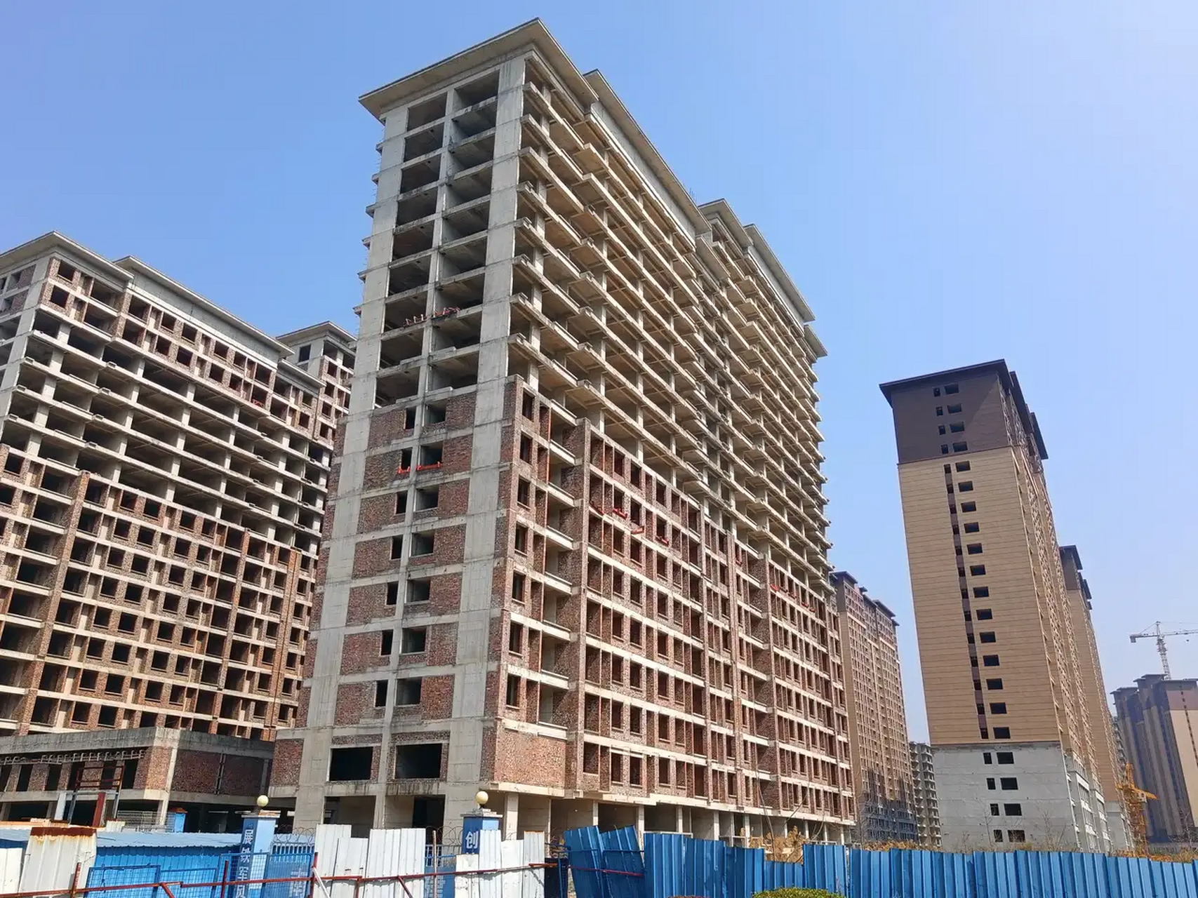 图中这烂尾楼盘是桂林临桂区的秀兰郡府,开发商是河北秀兰集团开发