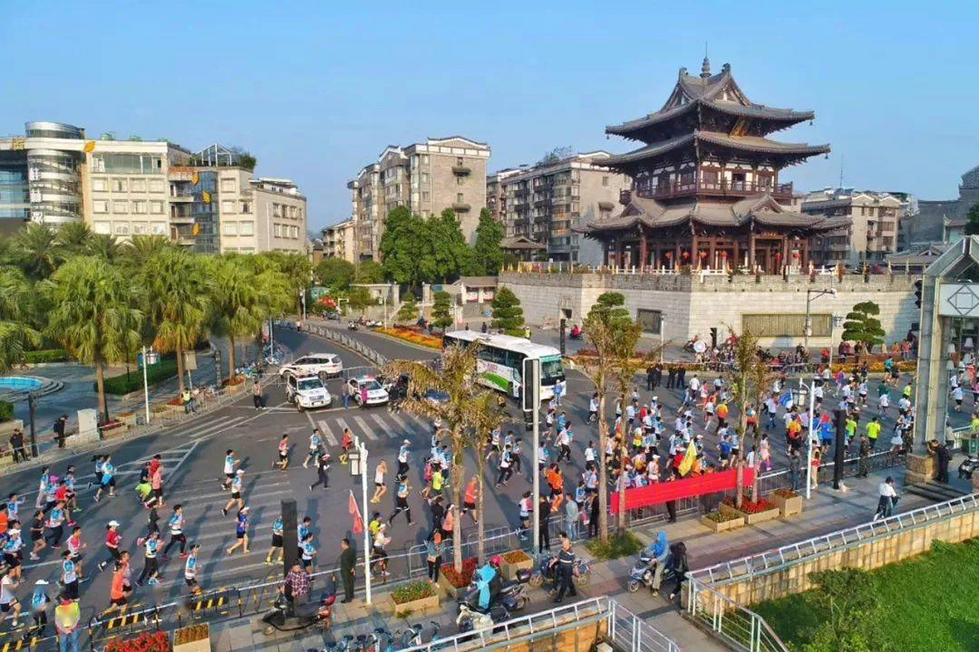 桂林不把城市建设搞好,就像漂亮的姑娘穿着破衣裳.