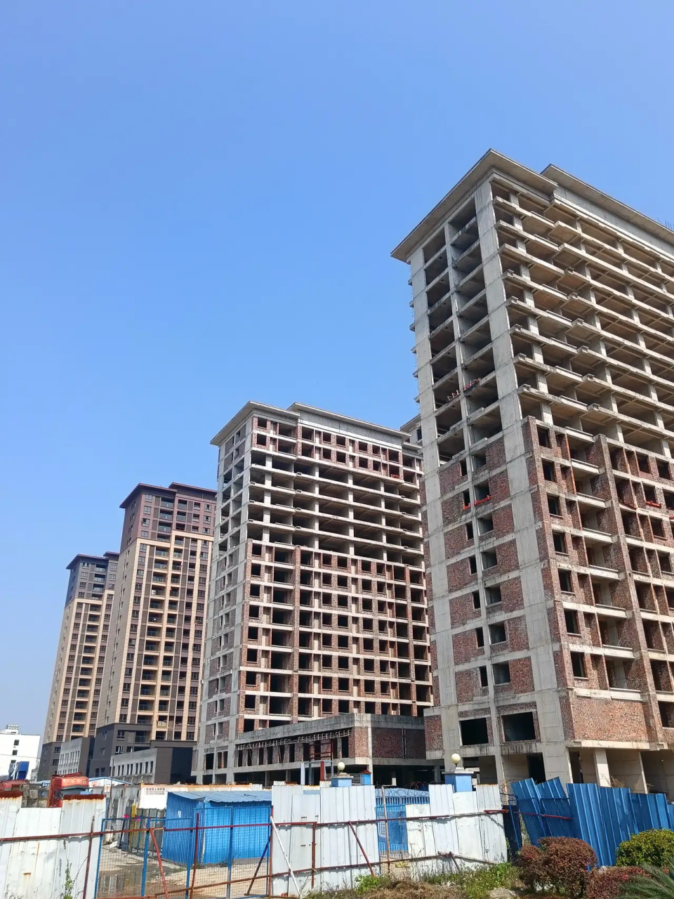 图中这烂尾楼盘是桂林临桂区的秀兰郡府,开发商是河北秀兰集团开发